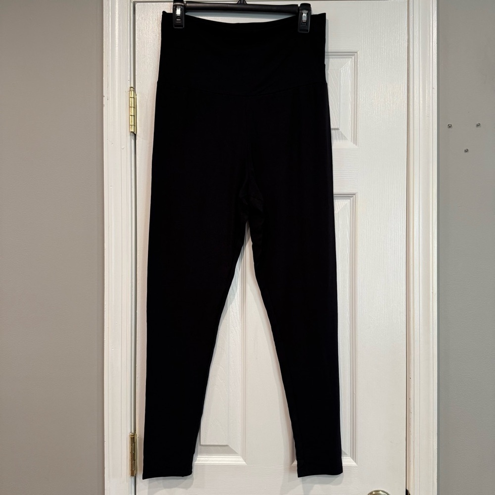 Hatch Black Leggings with Pink Accent